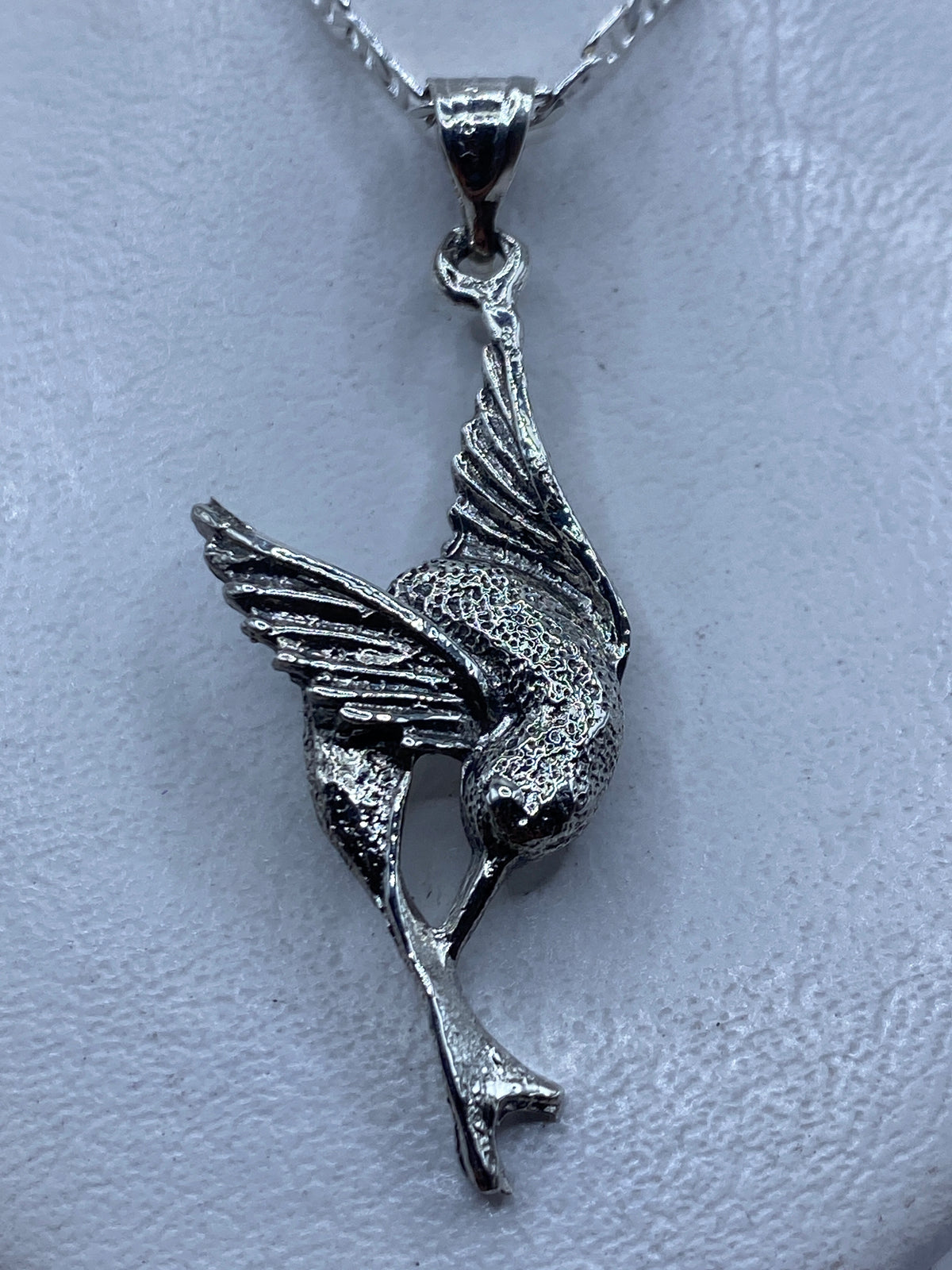 Dije colibrí en repujado de plata .925 con las alas extendidas en vuelo