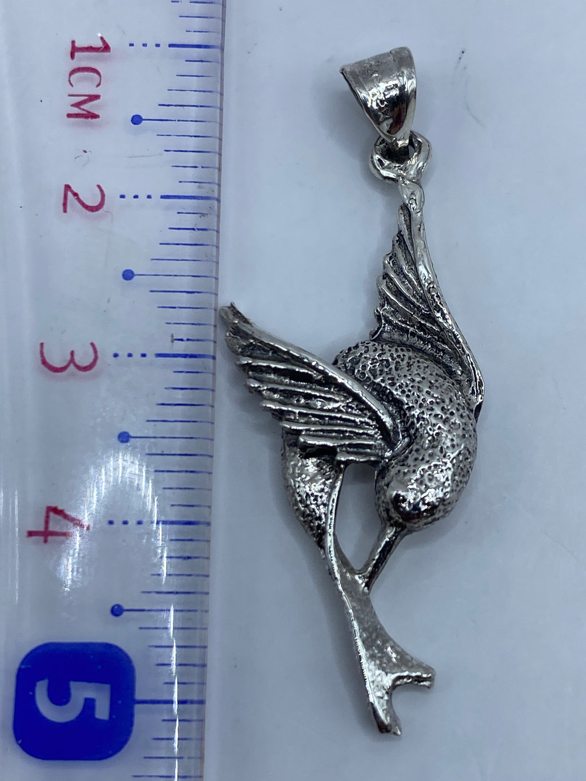 Detalle del texturado de las plumas y el acabado pulido del colibrí