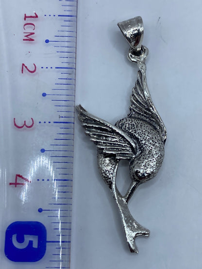 Detalle del texturado de las plumas y el acabado pulido del colibrí