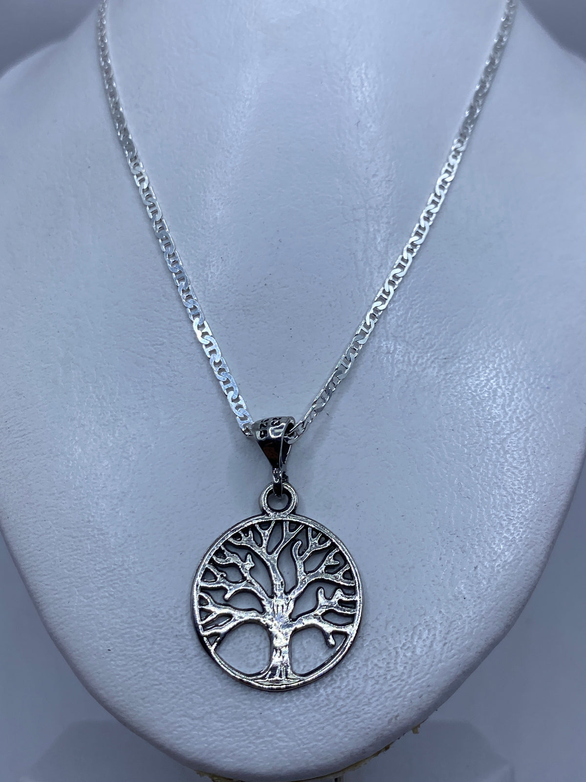 Dije Árbol de la Vida en escala con regla, mostrando su tamaño real