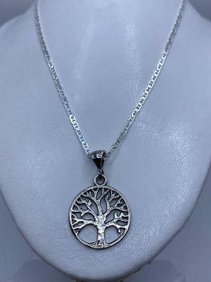 Dije Árbol de la Vida en escala con regla, mostrando su tamaño real
