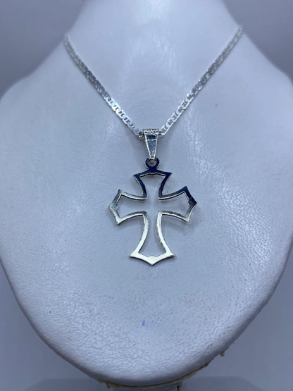 Cruz de Taxco calada a mano en plata, mostrando los detalles de precisión