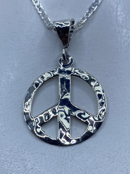 Dije símbolo de paz en plata .925, colgando de cadena plateada