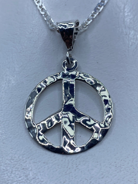 Dije símbolo de paz en plata .925, colgando de cadena plateada