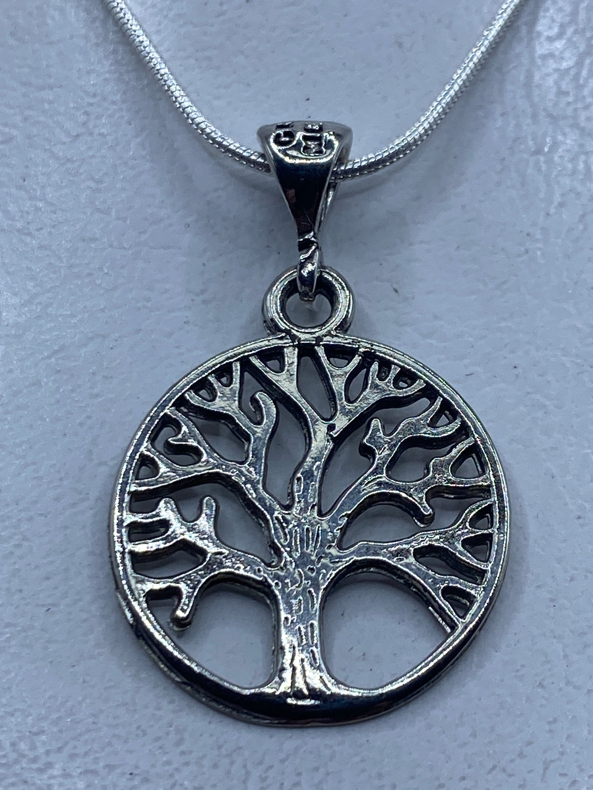 Dije de plata calado con diseño de Árbol de la Vida en cadena de plata de serpentín