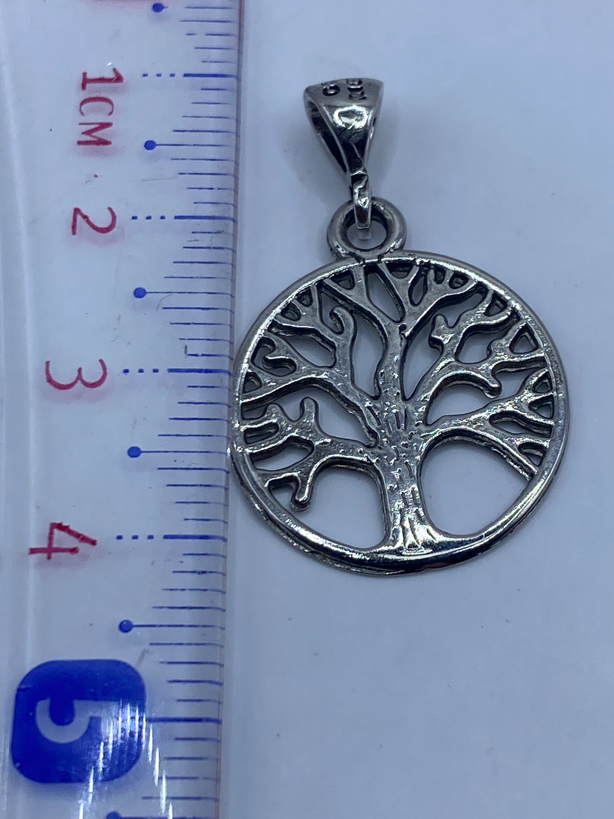 Dije Árbol de la Vida con el Quinto 925 visible en el cierre de la plata