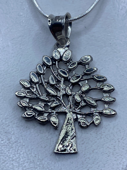 Dije árbol de vida en plata calada, 4.1 cm, colgando de cadena serpiente