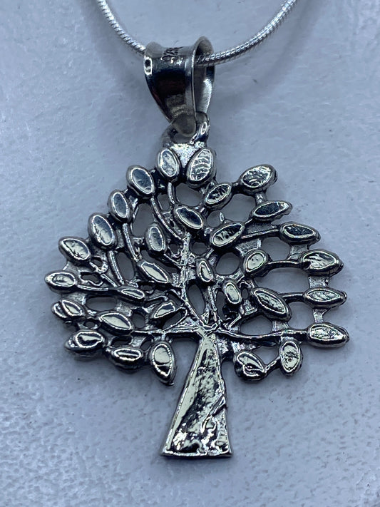 Dije árbol de vida en plata calada, 4.1 cm, colgando de cadena serpiente