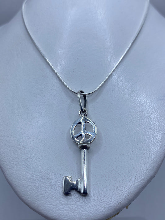 Detalle del calado de la llave con símbolo de paz en plata .925