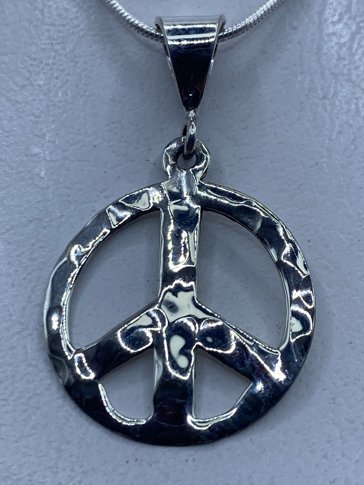 Dije símbolo de paz en plata .925 repujada a mano de Taxco