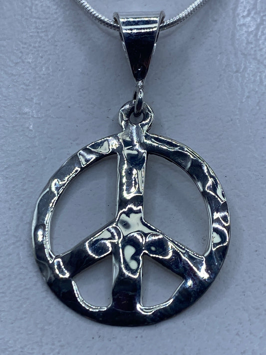 Dije símbolo de paz en plata .925 repujada a mano de Taxco