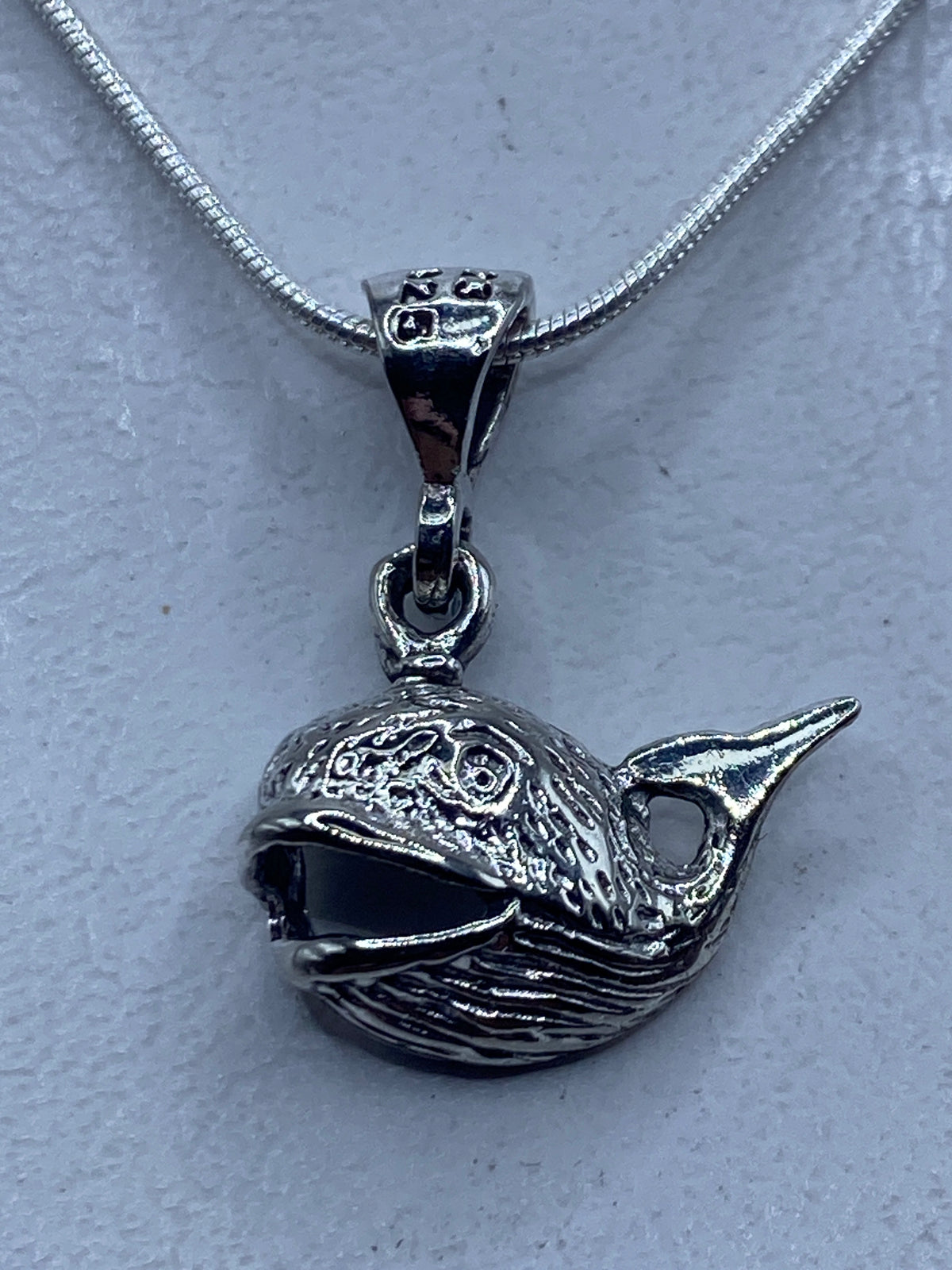 Dije ballena de plata repujada en relieve, colgante de 3 cm en cadena de plata