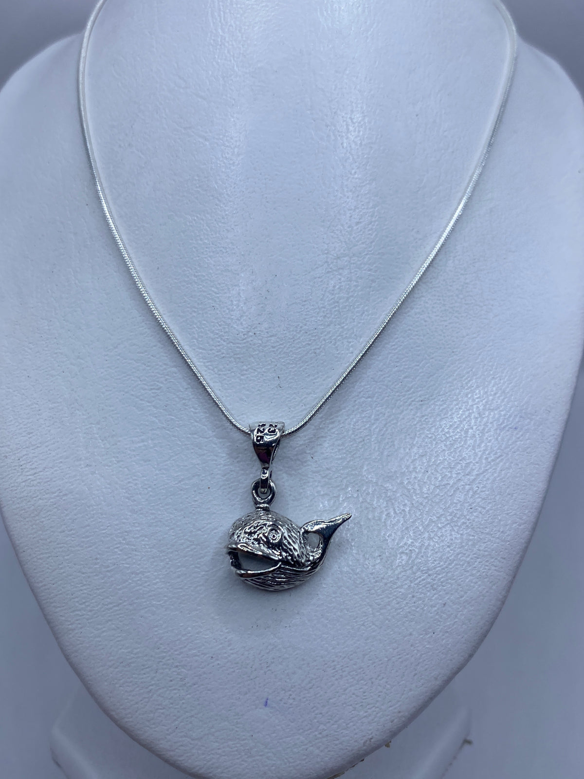 Dije ballena de plata .925 sobre maniquí, mostrando tamaño real