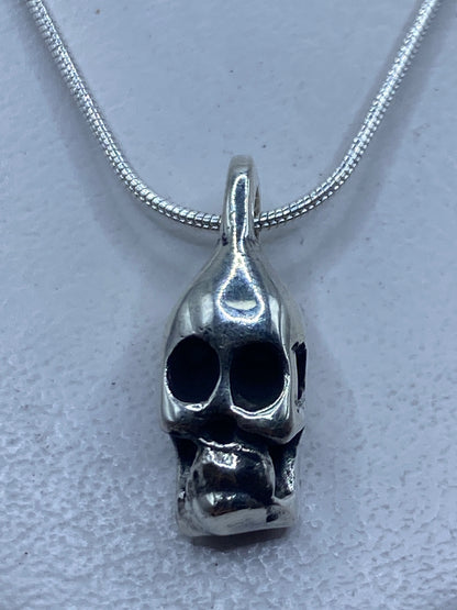 Dije calavera de plata .925 cartoneado de Taxco en cadena de eslabones