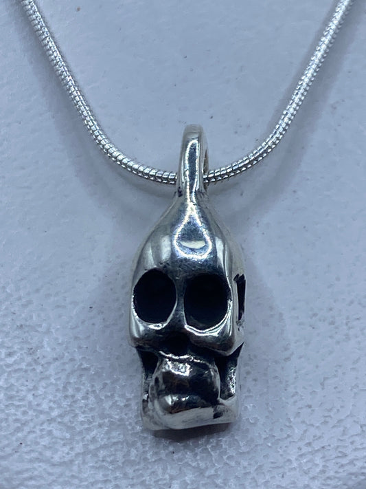 Dije calavera de plata .925 cartoneado de Taxco en cadena de eslabones