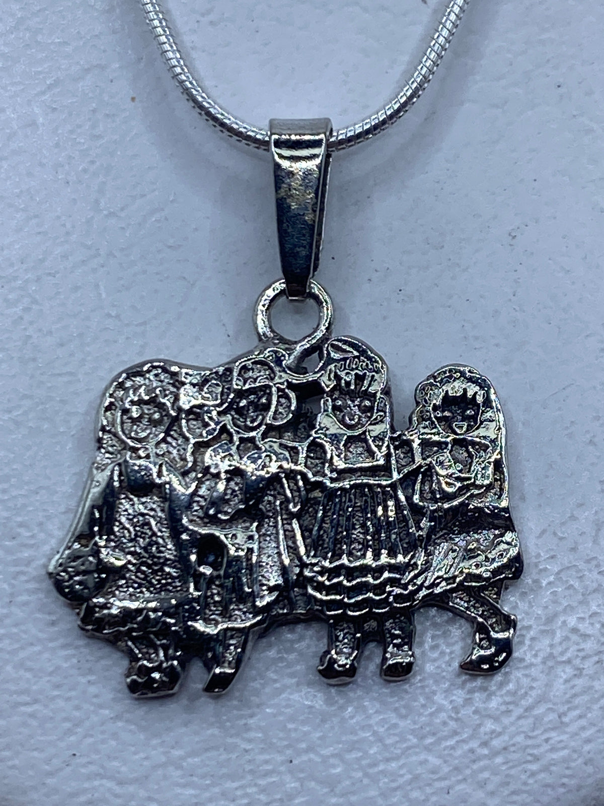 Dije de plata .925 con tres figuras en relieve, diseño étnico de Taxco