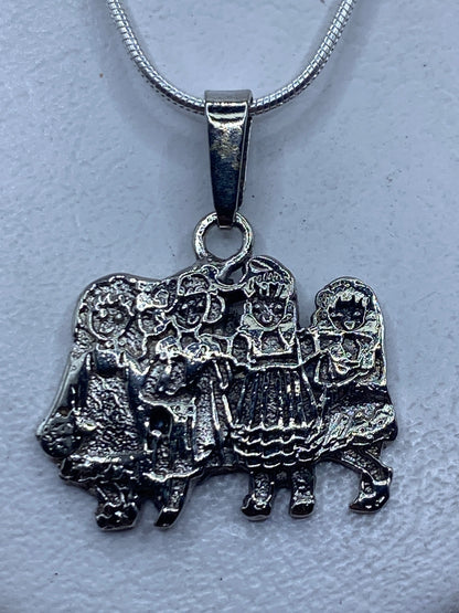 Dije de plata .925 con tres figuras en relieve, diseño étnico de Taxco