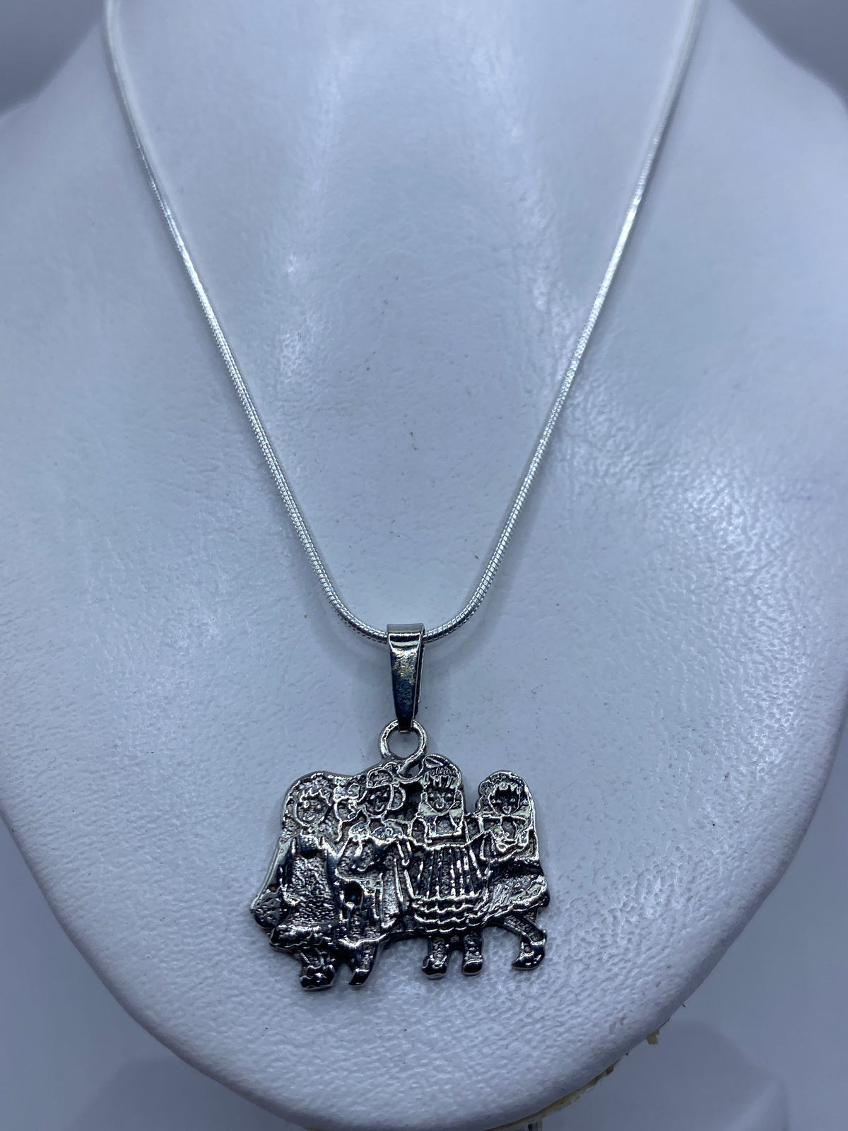 Dije de 3.5 cm puesto en cadena de plata (cadena no incluida)