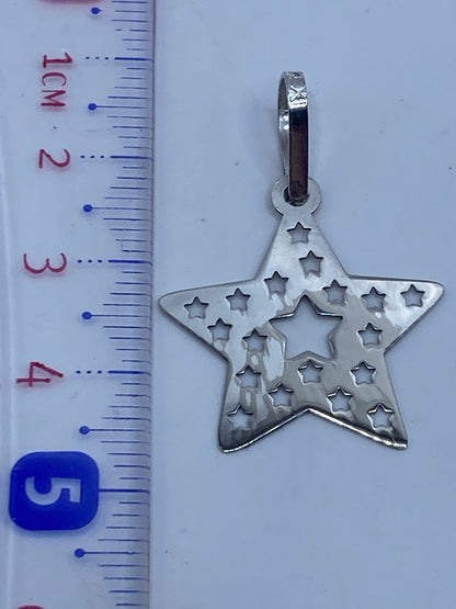 Dije sobre regla mostrando tamaño de 4.4 cm de largo — pequeño pero visible