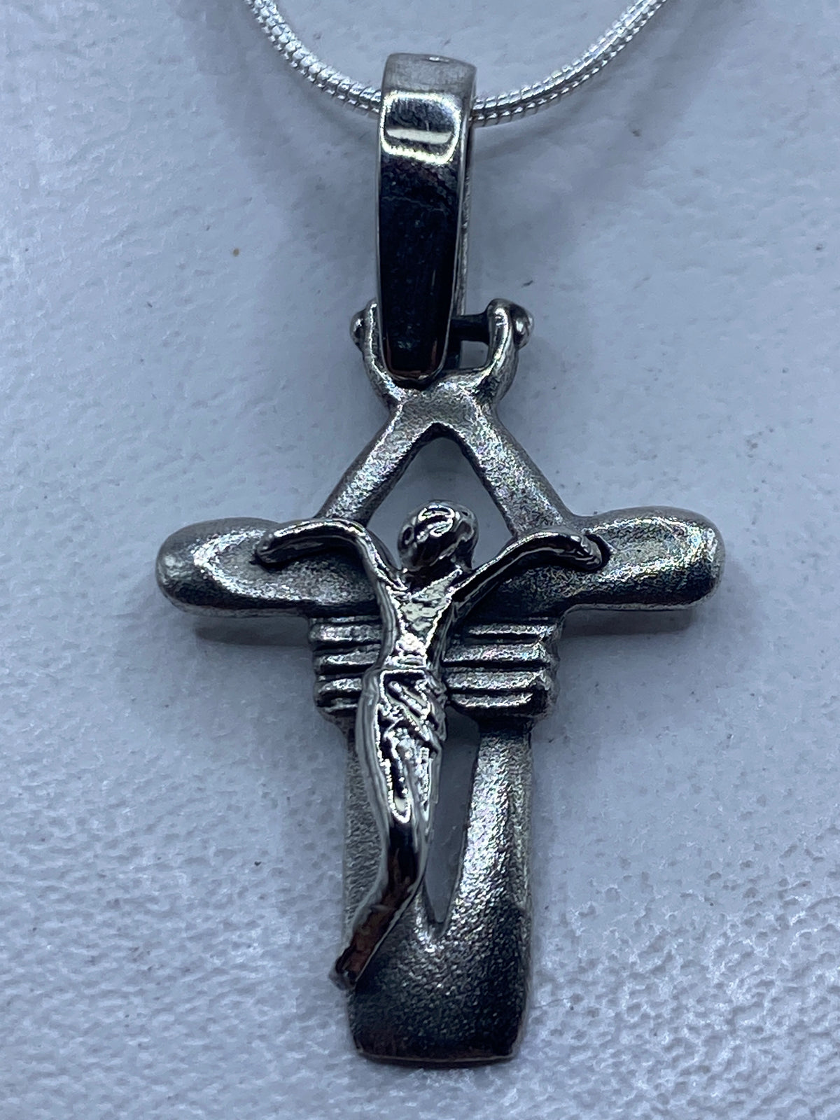 Dije cruz con Cristo en plata .925, 4.2 cm de largo, sobre cadena de plata serpentín