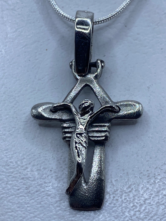 Dije cruz con Cristo en plata .925, 4.2 cm de largo, sobre cadena de plata serpentín