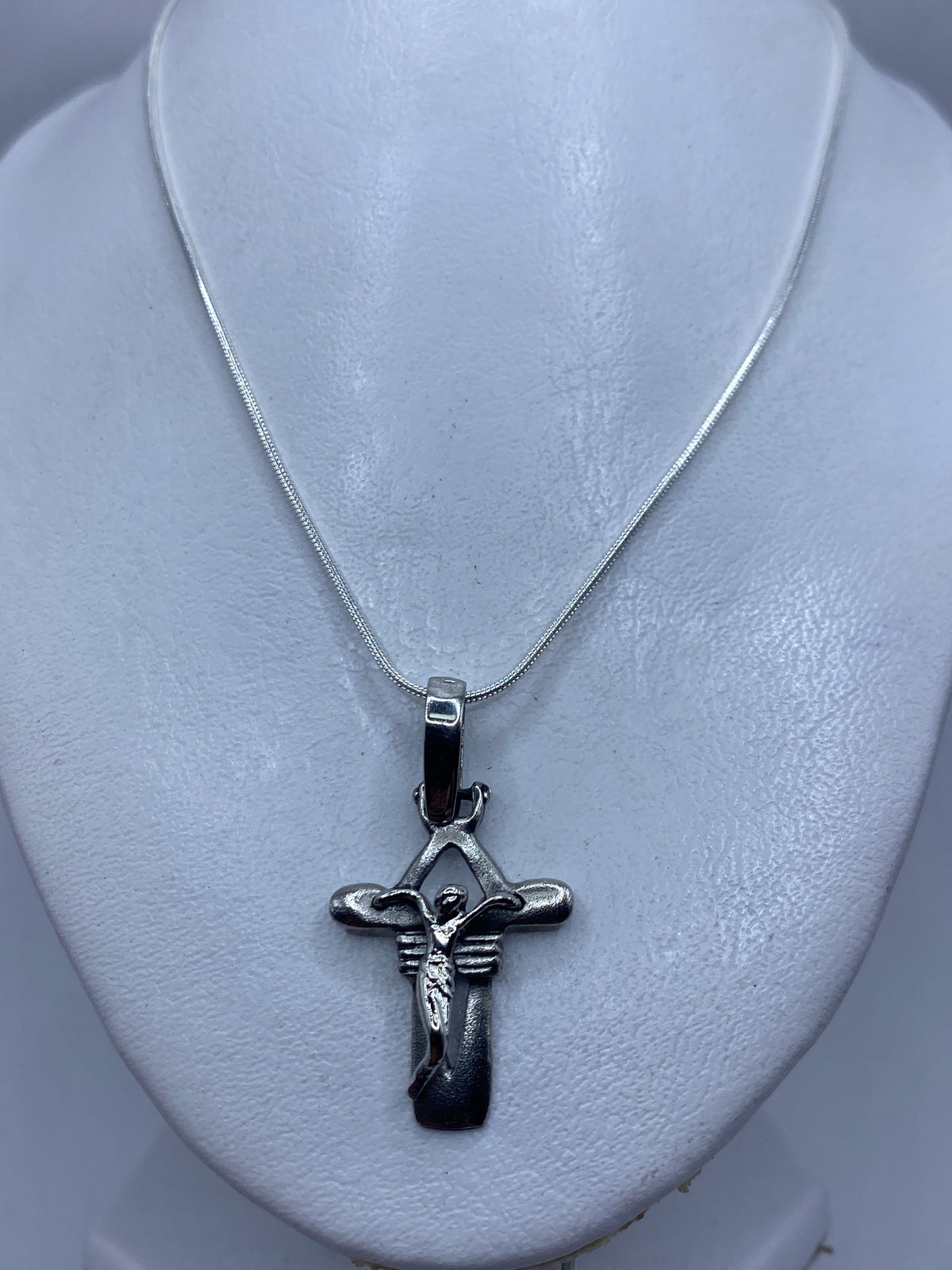 Detalle del acabado pulido y los detalles grabados del Cristo