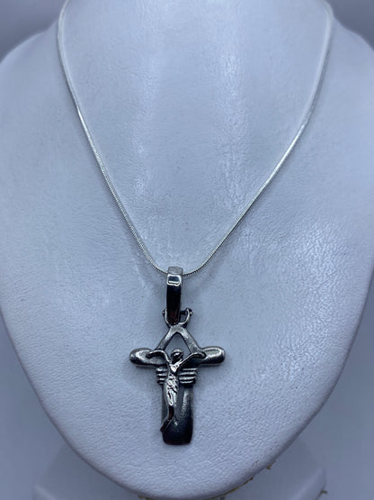 Detalle del acabado pulido y los detalles grabados del Cristo