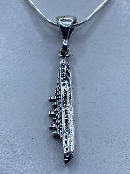 Dije de plata .925 minimalista de 4.3 cm colgando de una cadena de serpentina
