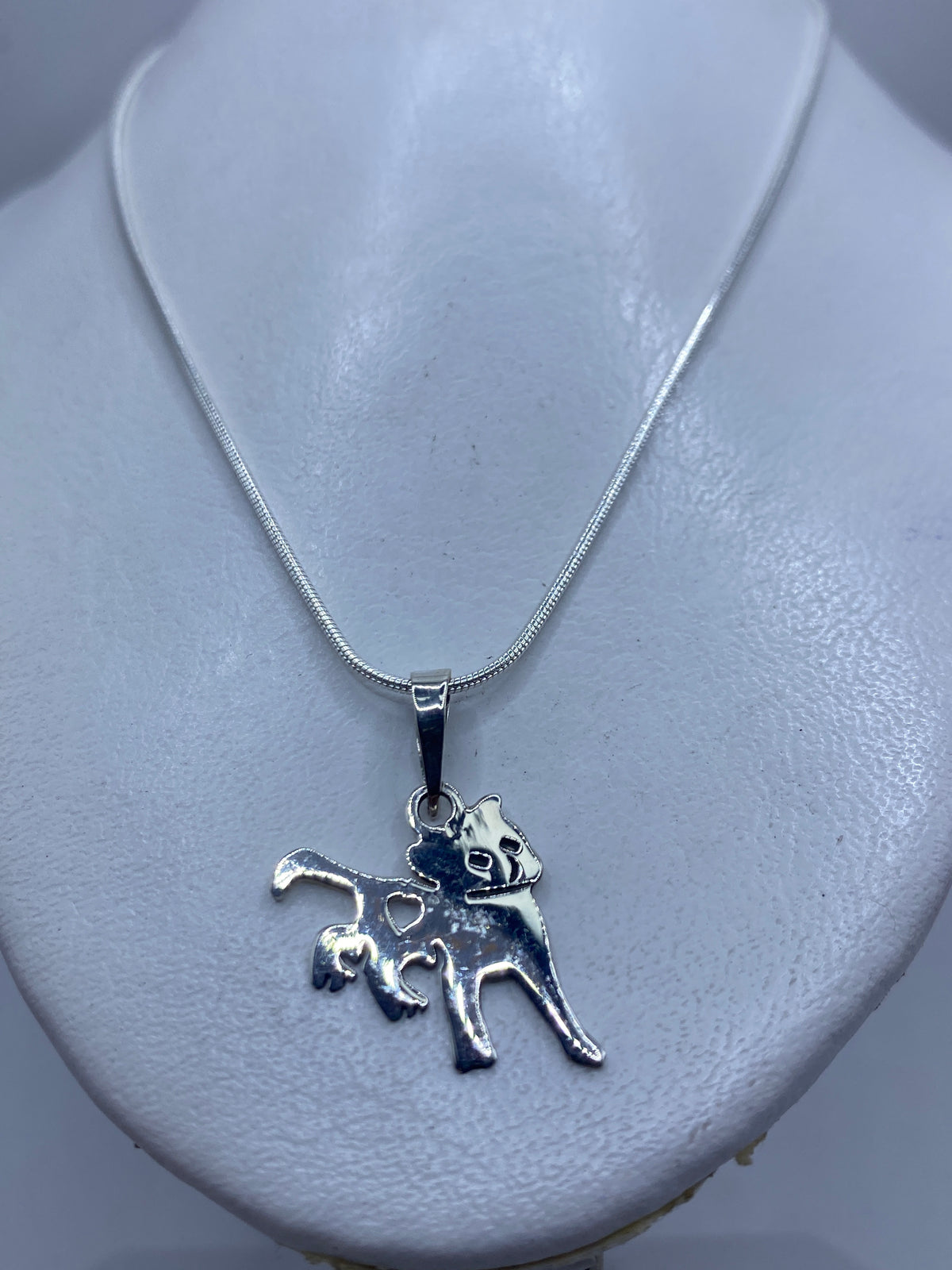 Dije gato de plata .925 sobre pecho, tamaño real 3.3 cm