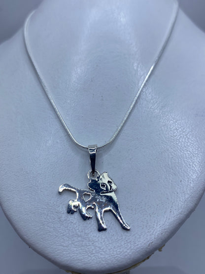 Dije gato de plata .925 sobre pecho, tamaño real 3.3 cm