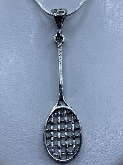 Dije de plata .925 con técnica de calado en forma de raqueta de tenis, colgante de cadena serpentín
