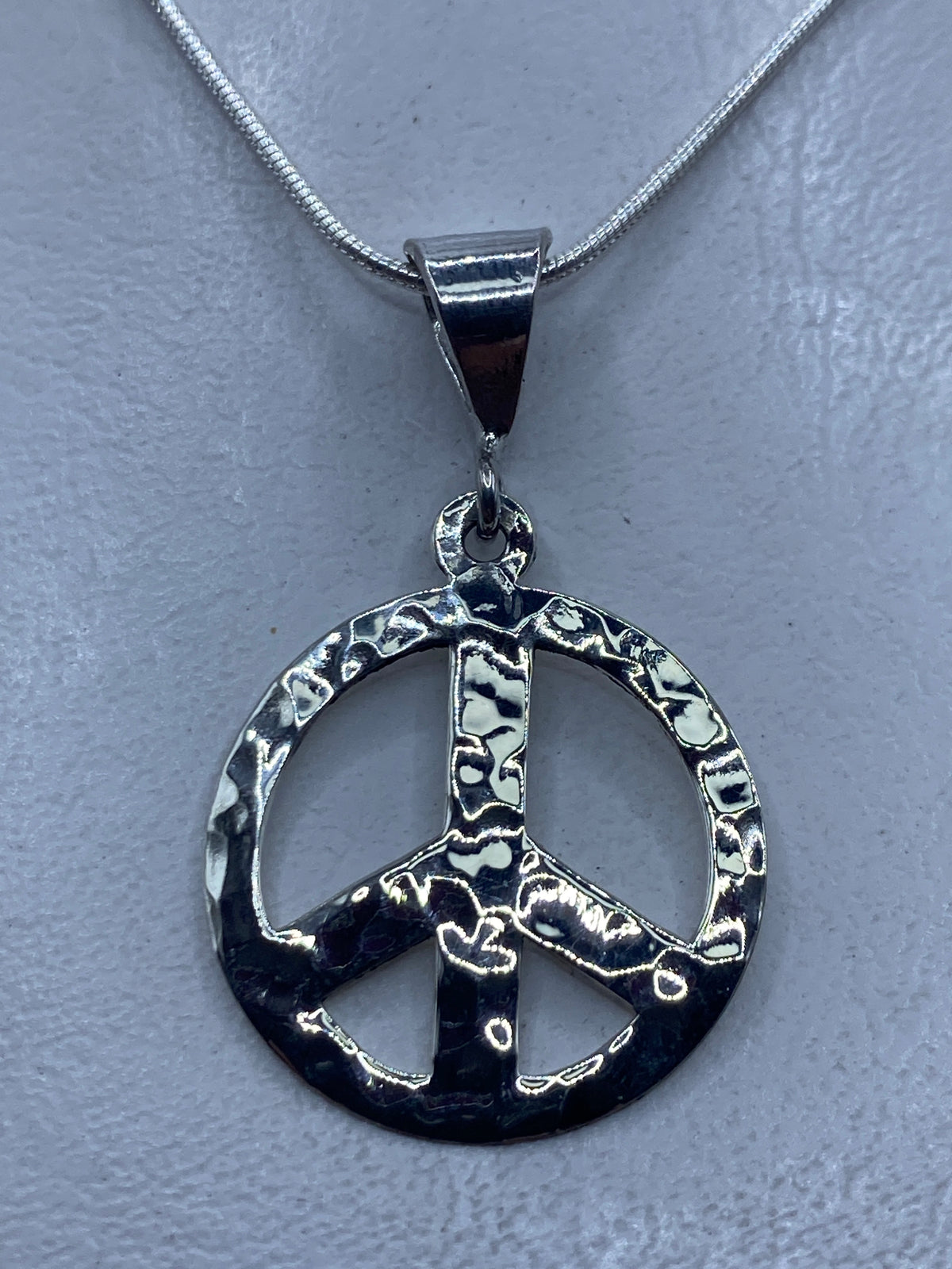 Dije símbolo de paz en plata .925 sobre cadena plateada — vista frontal