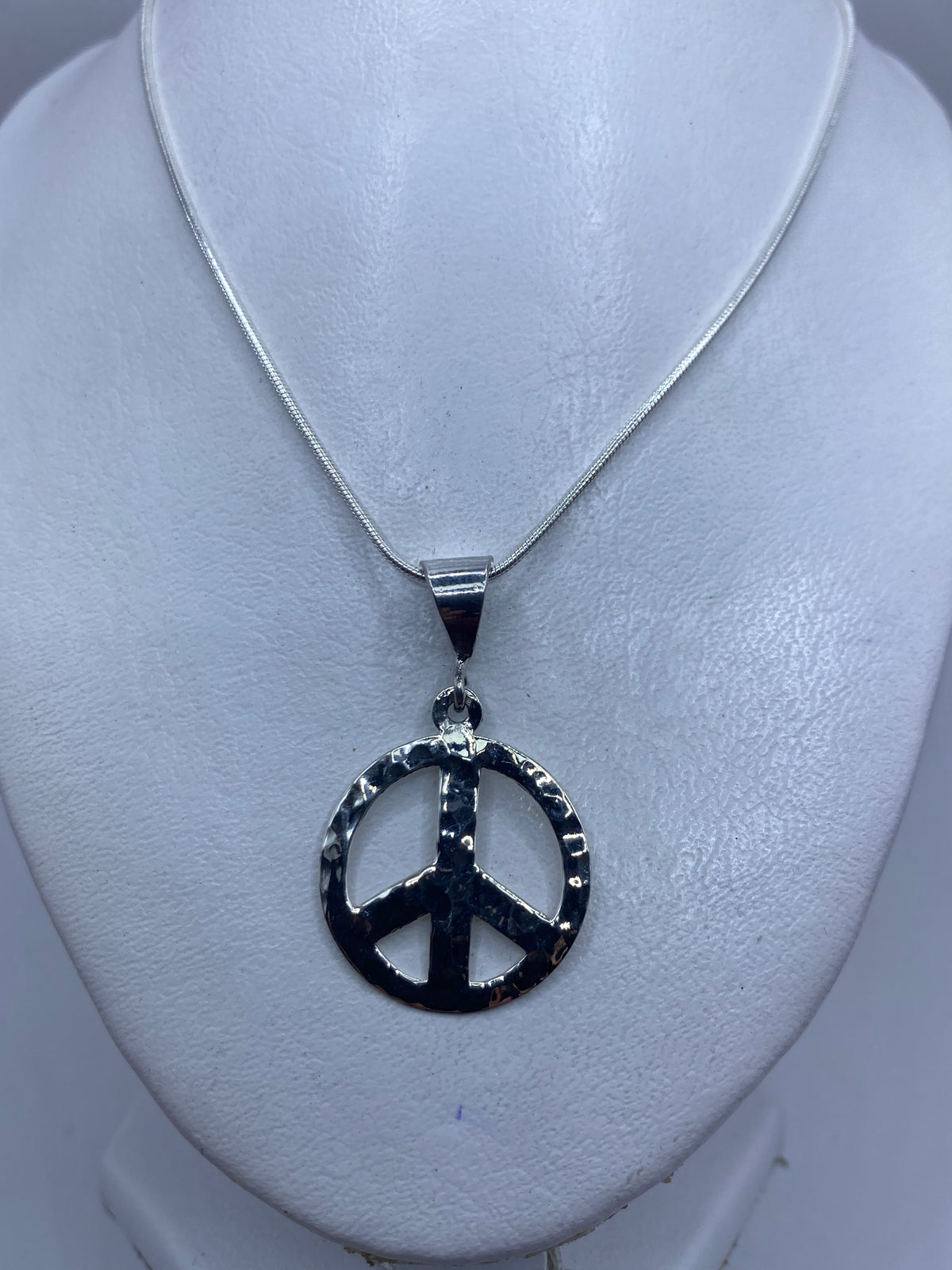 Dije colgante de 4.2 cm en plata — comparativa de tamaño con regla
