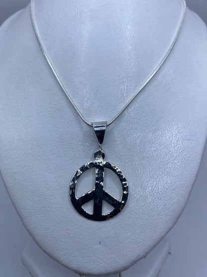 Dije colgante de 4.2 cm en plata — comparativa de tamaño con regla