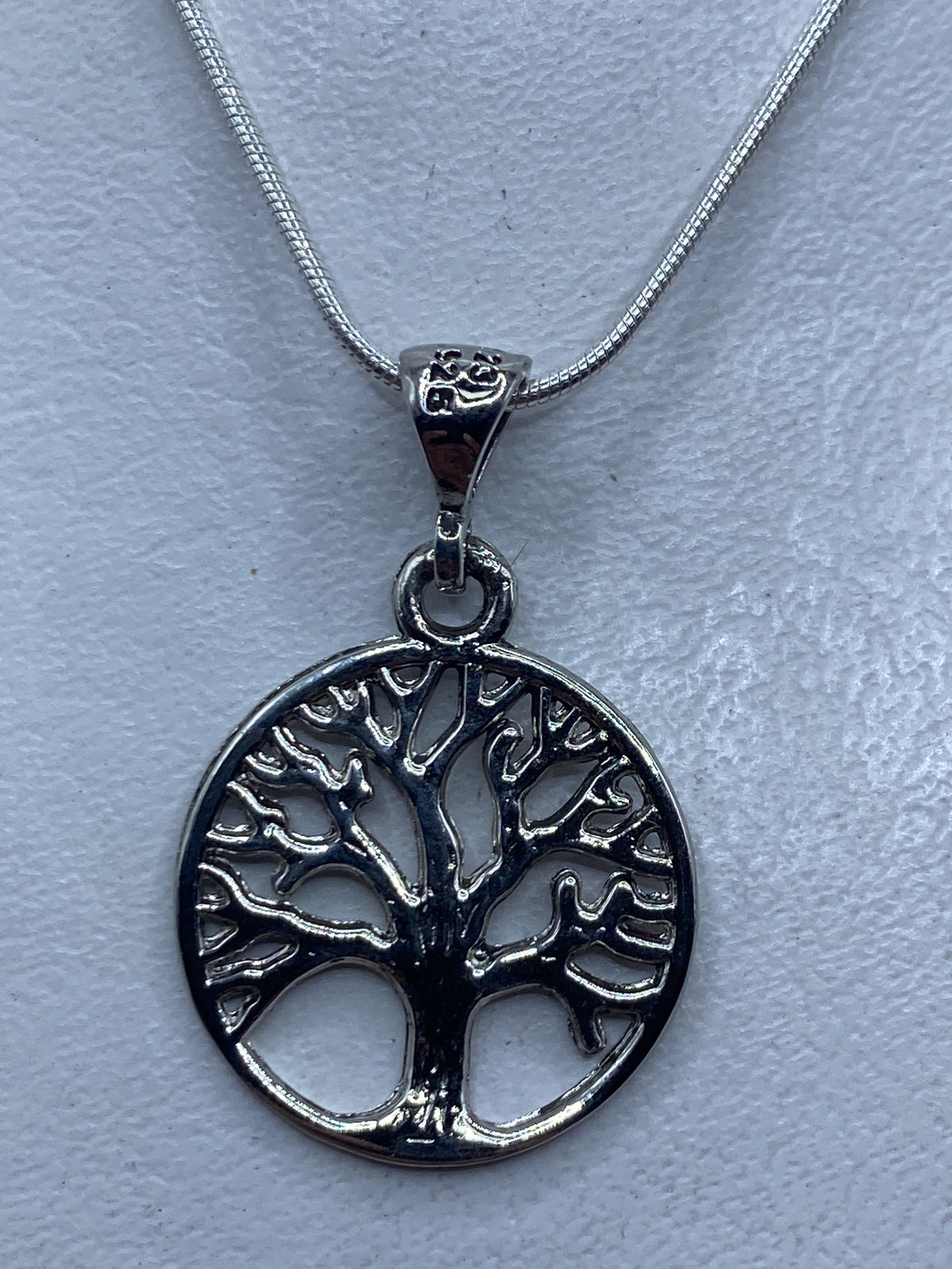 Dije de plata .925 con Árbol de la Vida en calado, 3.8 cm, colgando de cadena de plata
