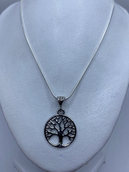 Dije Árbol de la Vida comparado con regla de centímetros, mostrando tamaño de 3.8 cm