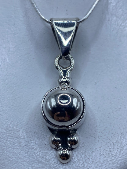 Dije esférico de plata .925 pulida, colgante con acabado espejo