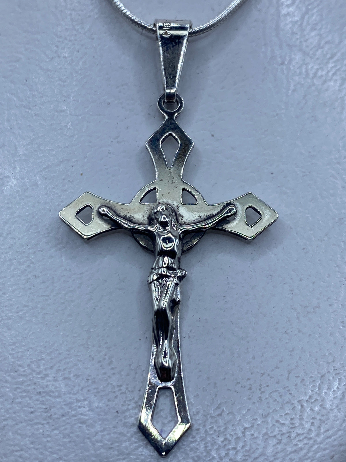 Dije de cruz de plata .925 con Cristo, calado a mano en Taxco