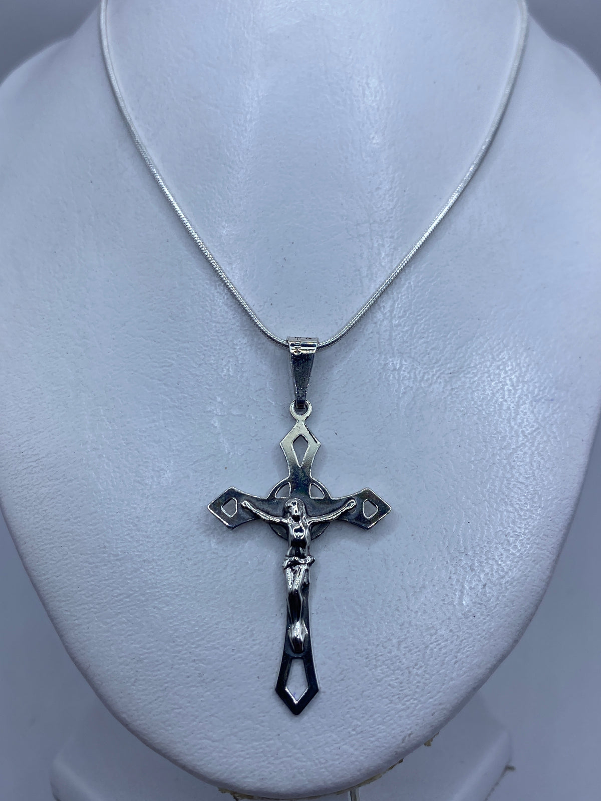 Medida del dije: 5.3 cm de largo, plata calada