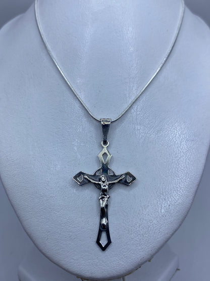 Medida del dije: 5.3 cm de largo, plata calada