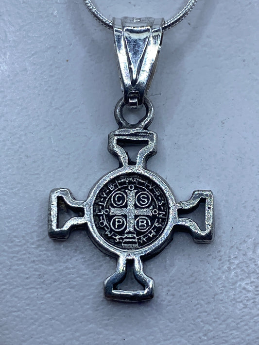Dije cruz San Benito calado en plata .925 con medallón central grabado
