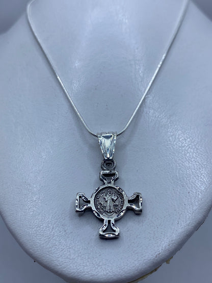 Detalle del medallón con la figura de San Benito y las inscripciones