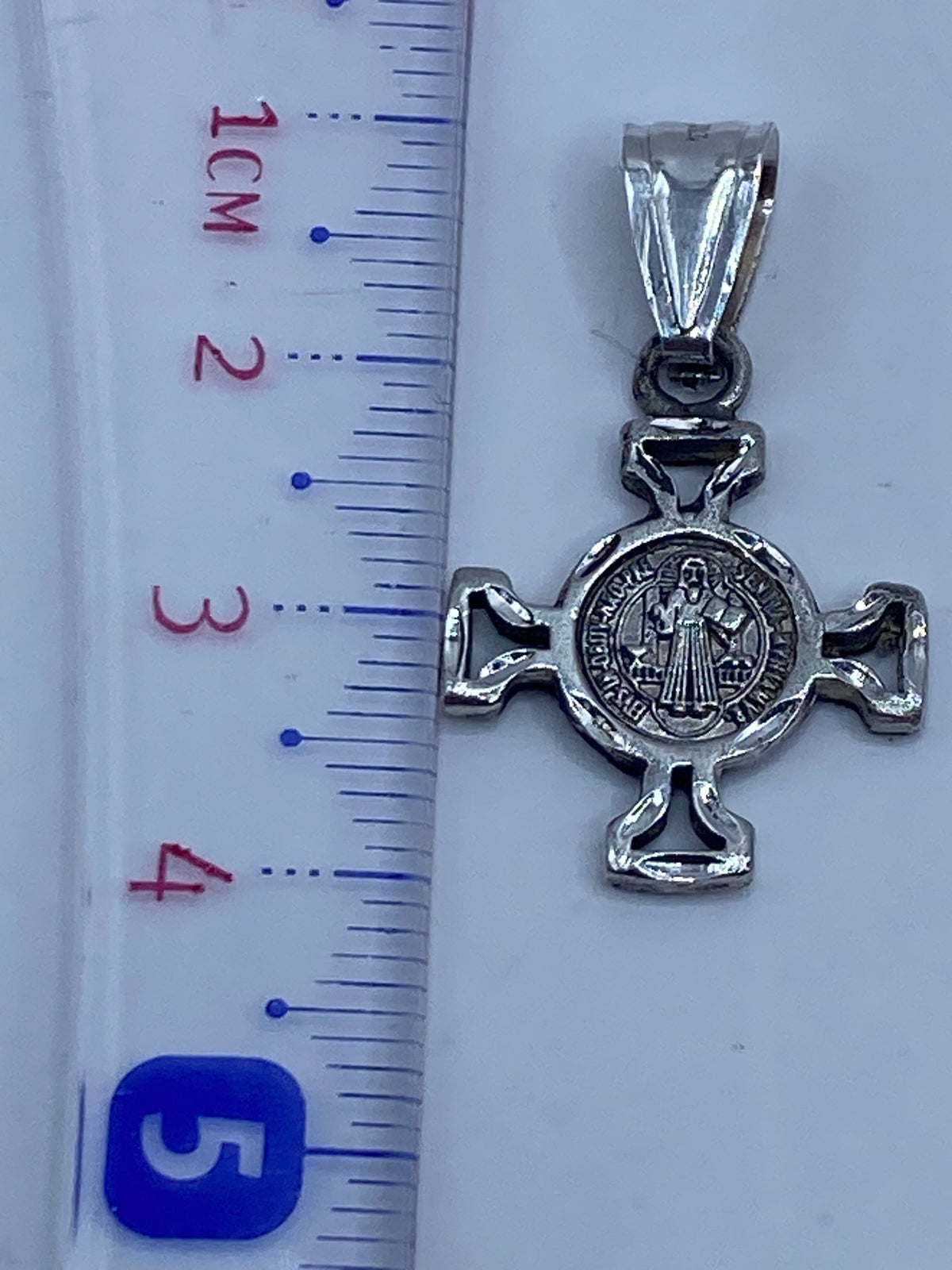 Dije sobre cadena de plata mostrando el Quinto 925