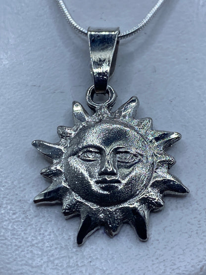 Dije de plata .925 con diseño sol y luna, 4 cm, sobre cadena plateada