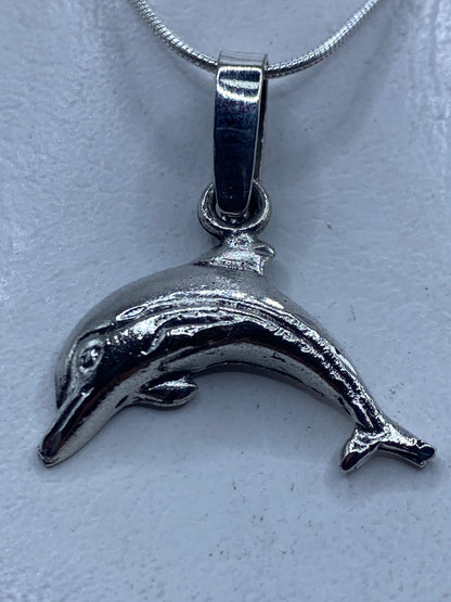 Dije delfín en plata .925 fundida, 4 cm de largo, sobre cadena de plata
