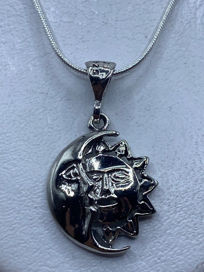Dije de plata repujado con luna y sol en relieve, colgante de cadena, vista frontal
