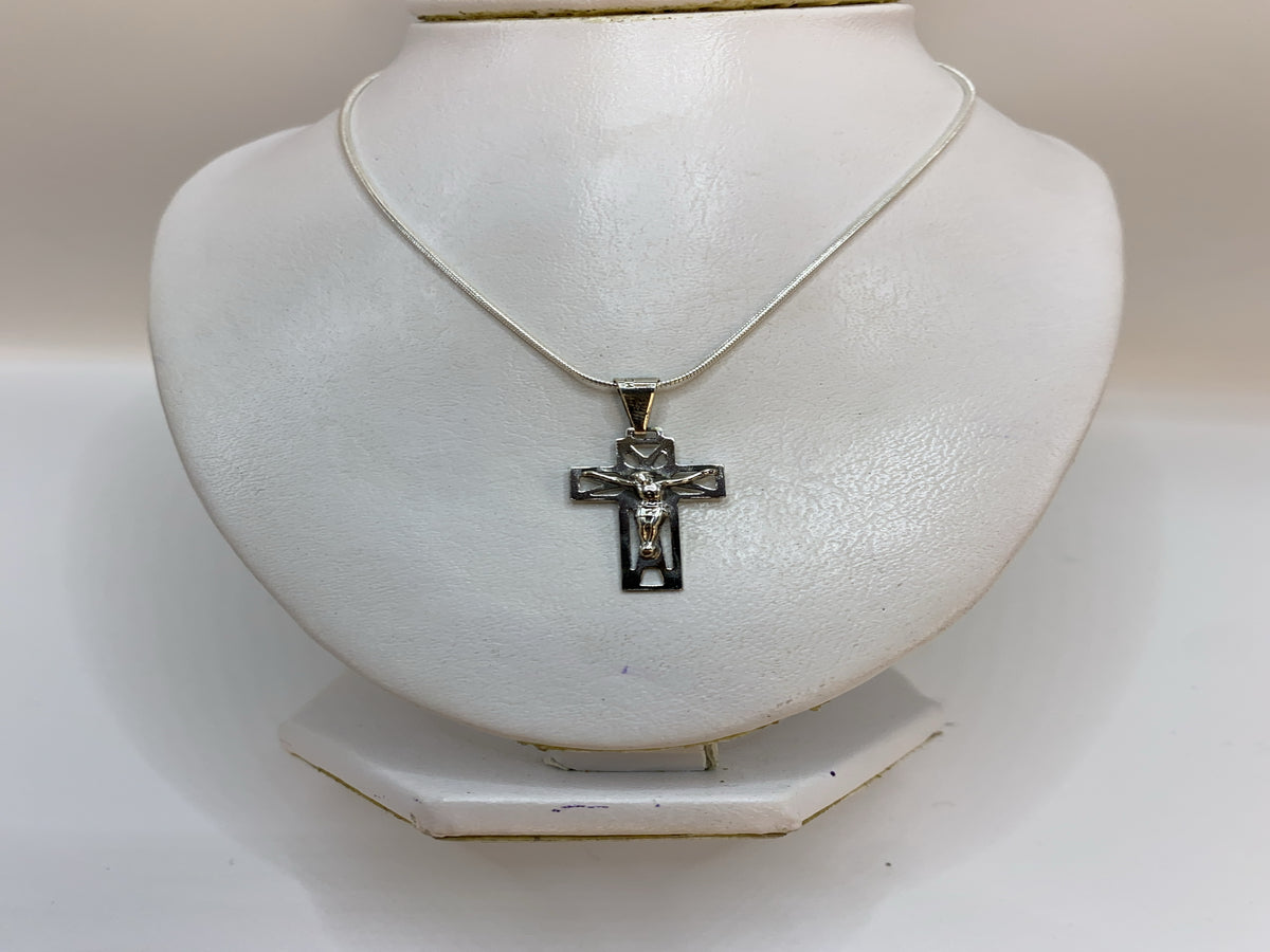 Dije cruz de plata calada .925 sobre cadena serpentina, colgado en maniquí