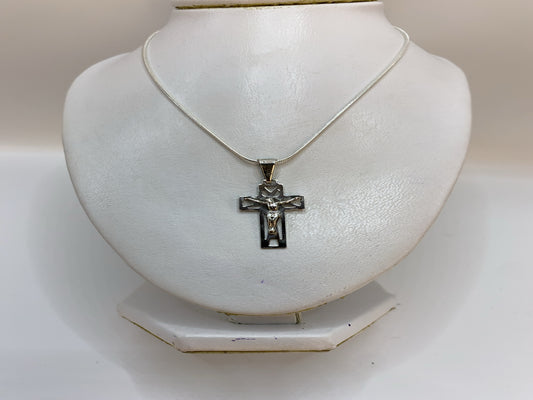 Dije cruz de plata calada .925 sobre cadena serpentina, colgado en maniquí