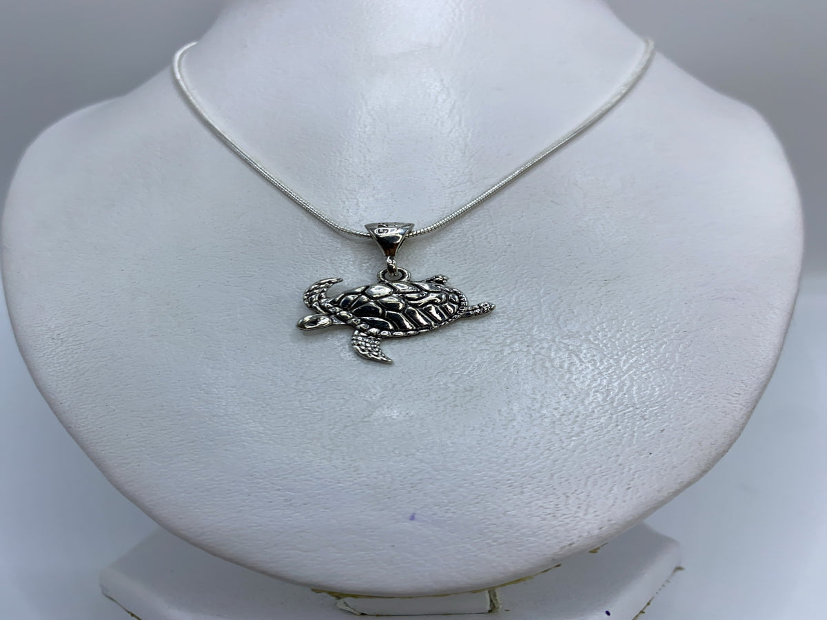 Detalle del repujado: líneas y texturas de la tortuga marina en plata .925