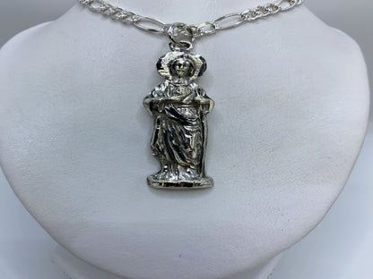 Dije de plata repujado con figura religiosa clásica de Taxco, colgado en cadena de eslabones